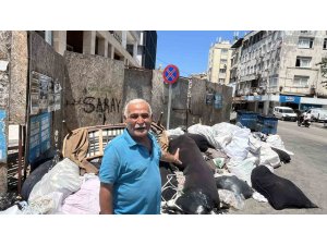 Seyhan’da çöp konteynerleri taştı, cadde ve sokaklar çöple doldu