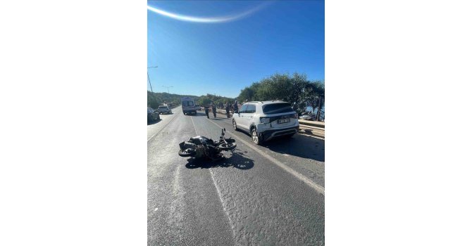 Alanya’da park halindeki otomobile çarpan motosikletteki 2 kişi yaralandı