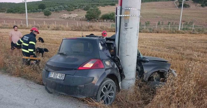 Burdur’da otomobil elektrik direğine çarptı: 1 yaralı