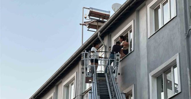 Burdur’da 3 katlı binada çıkan yangında 6 kişi itfaiye ekiplerince kurtarıldı