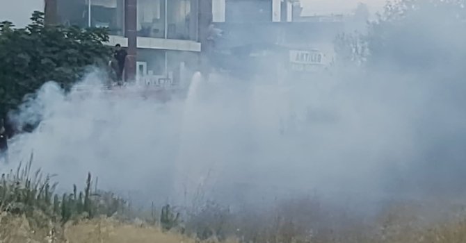 Boş arazide çıkan yangın bahçeye sıçramadan söndürüldü