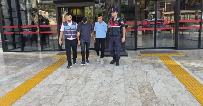 Alanya’da ayakkabı mağazasından hırsızlık yapan 2 şüpheli tutuklandı