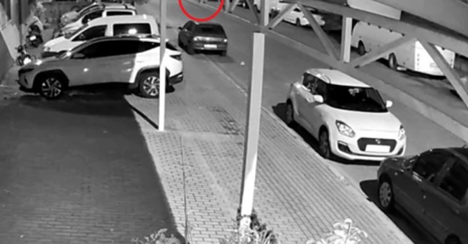Alkollü stajyer sürücü park halindeki araçlara çarptı, o anlar güvenlik kamerasına yansıdı