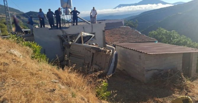 Belen’de hafif ticari araç evin bahçesine uçtu