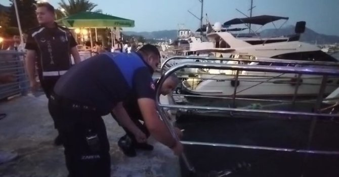 Tur teknesi çalışanlarının birbirine girdiği kavga anı görüntülendi
