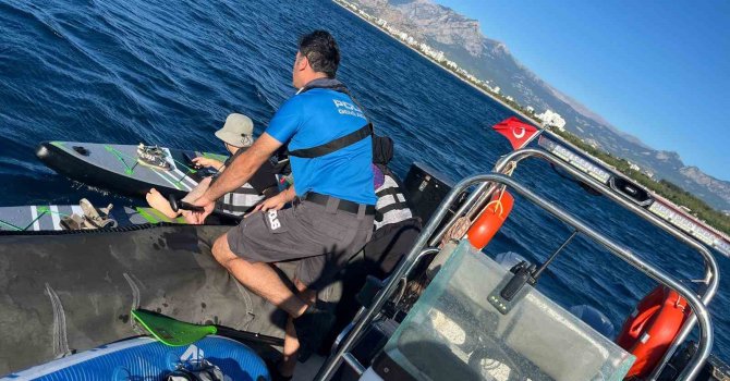 Rüzgarla 2 mil açığa sürüklenen 38 SUP’cuyu deniz polisi kurtardı