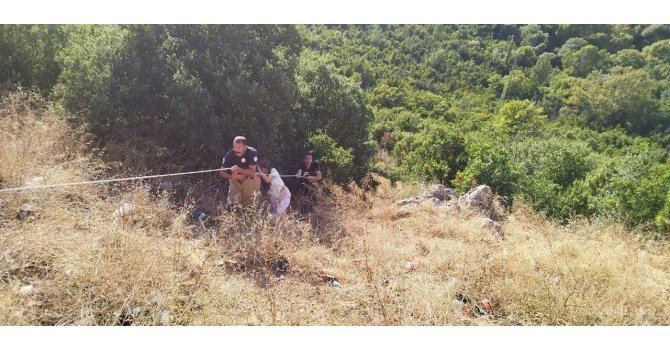 Defne’de indiği uçurumdan çıkamayan vatandaşı itfaiye kurtardı