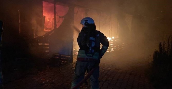 Antakya’da konteyner alevlere teslim oldu
