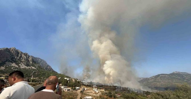 Kumluca’daki orman yangınına ekiplerin müdahalesi devam ediyor