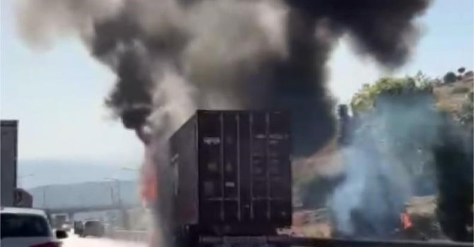Mersin’de 24 ton çikolata yüklü tır yandı