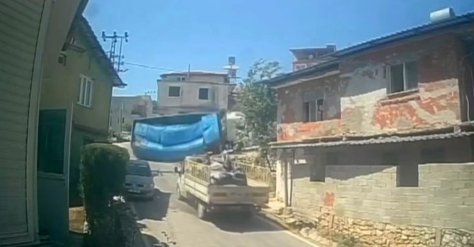 Rampayı çıkamayan briket yüklü tırın devrildiği anlar kamerada