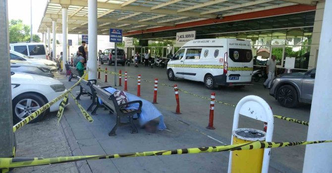 Hastane çevresinde yaşayan evsiz şahsın bankta cansız bedeni bulundu