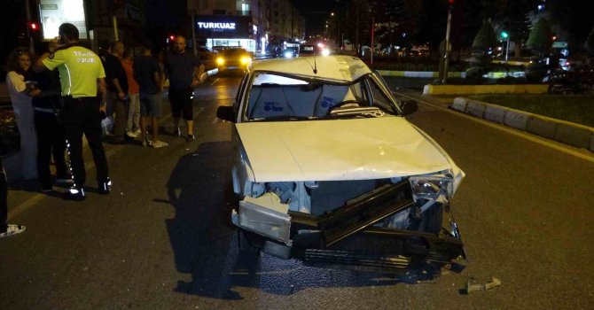 Antalya’da motosiklet ile Tofaş otomobil çarpıştı: 2 yaralı