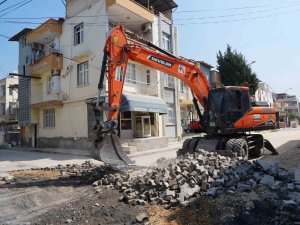 Tarsus’ta 17 sokak 10 bin ton sıcak asfaltla yenilendi