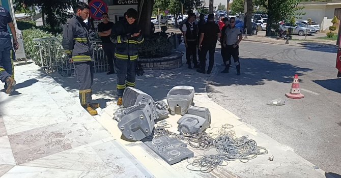 İşletme sahibi 800 bin lira ceza yemesine sebep olan ses sistemini belediye önünde benzin döküp yaktı