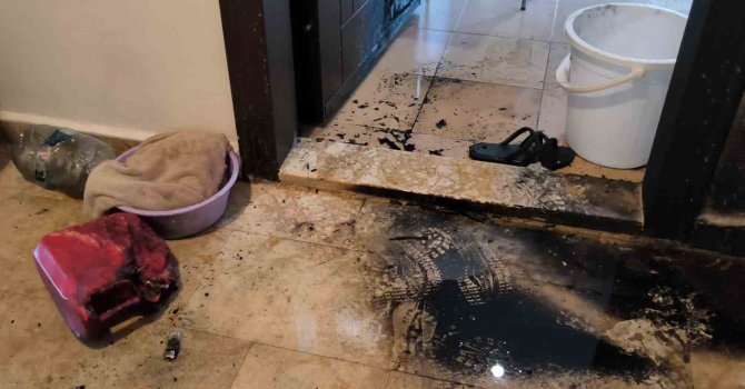 Tartıştığı eski kız arkadaşının daire kapısını benzinle ateşe verdi
