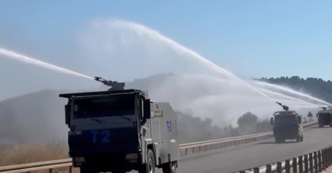 Kontrol altına alınan orman yangınında peş peşe sıralanan TOMA’ların müdahalesi