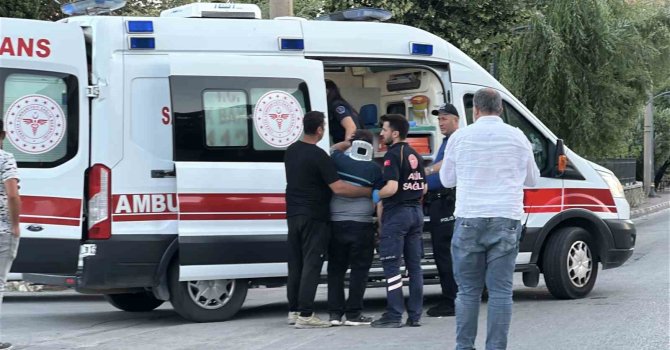 Burdur’da hafif ticari araç ile motosiklet çarpıştı: 1’i ağır 2 yaralı