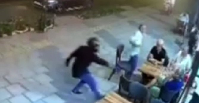 Kasklı şüpheli, tantunicide oturan şahsı vurdu