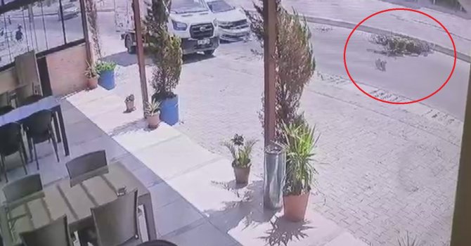 Otomobille çarpışan motosikletlinin havada takla attığı anlar kamerada
