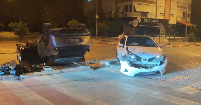 Çarpışmanın etkisiyle ters dönen otomobilden hafif yaralı çıktılar