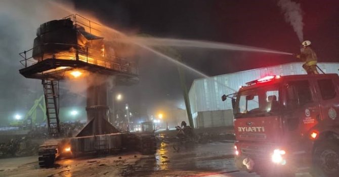 İskenderun’da vinç alevlere teslim oldu