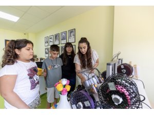 Mersin’de çocuklar Rubik Küp çözen robot geliştirdi
