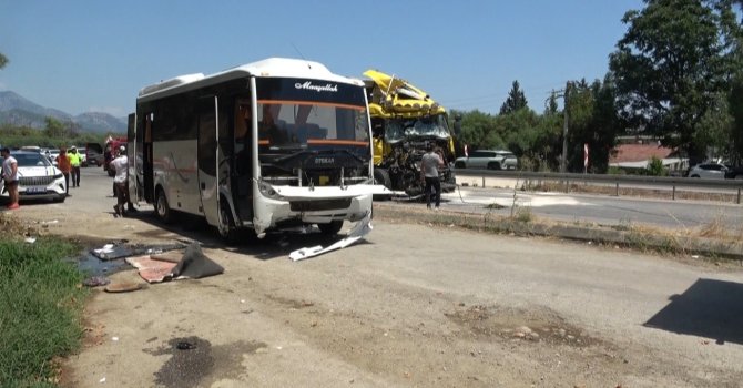 Antalya’da yolcu indirmek için duran midibüse tır arkadan çarptı: 11 yaralı