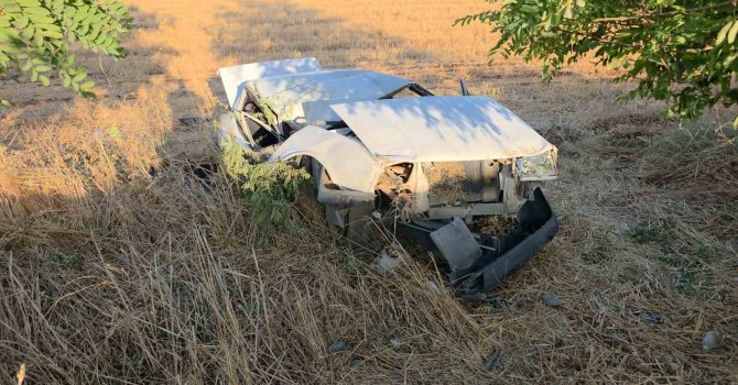 Alışveriş sonrası kaza yapan sürücünün Tofaş’ı hurdaya döndü