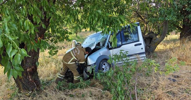 Hafif ticari araç tarım aracına çarptı: 1 ölü, 5 yaralı