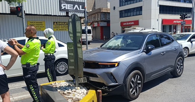 Refüje çarpan otomobilin sürücüsü yaralandı