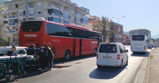 Otomobil yolcu otobüsüne çarptı: 1 yaralı