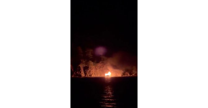 Koyda demirli tur teknesi yandı