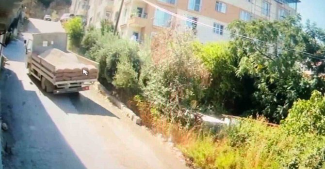 Yokuşu çıkamayan kum yüklü kamyon incir toplayan 10 çocuk annesini canından etti: Kaza anı kamerada
