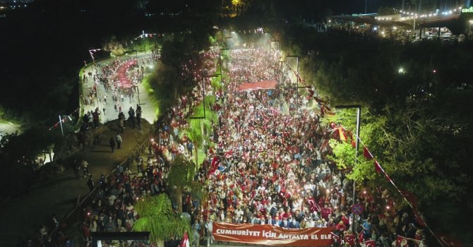 Antalya Cumhuriyet için sel oldu aktı