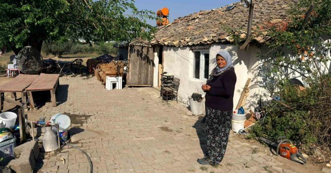 Antalya’da hortumun evsiz bıraktığı aile korkudan eve giremiyor bahçede yaşıyor