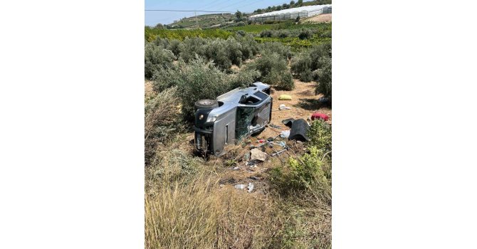 Tarsus’ta pikap şarampole yuvarlandı: Baba ve oğlu yaralandı
