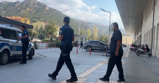 Komşular arasında araç park kavgası kanlı bitti: Baba oğul bıçaklandı