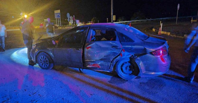 Isparta’da kavşakta iki otomobil çarpıştı: 4 yaralı