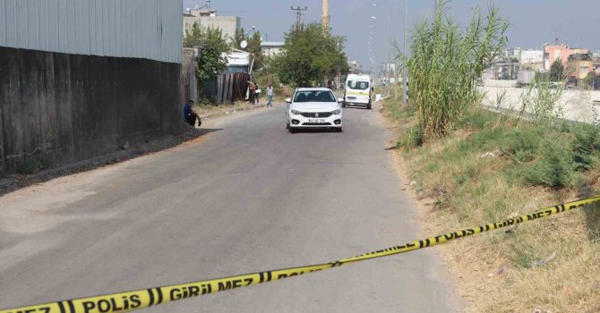 Motosikletli şüpheliler, seyir halindeki otomobile kurşun yağdırdı: 1 yaralı