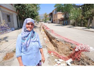Dulkadiroğlu’nda vatandaşlardan yol tepkisi: "Biz depremde bu kadar zarar görmemiştik"