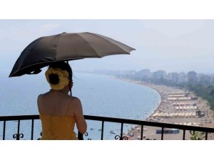 Hava sıcaklığının 34 derece ölçüldüğü Antalya’da deniz suyu sıcaklığı 30 dereceyi gördü