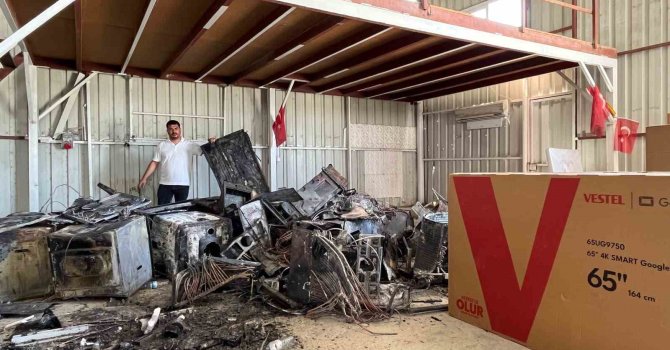 Yetkili servisin önündeki beyaz eşyalar ardı ardında patlayarak alevlere teslim oldu