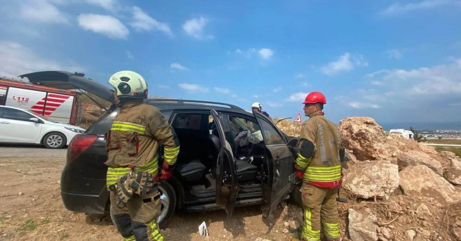 İskenderun’da kayalıklara çarpan otomobilin sürücüsü yaralandı