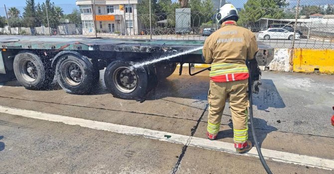 İskenderun’da tırın lastiğinden alevler yükseldi