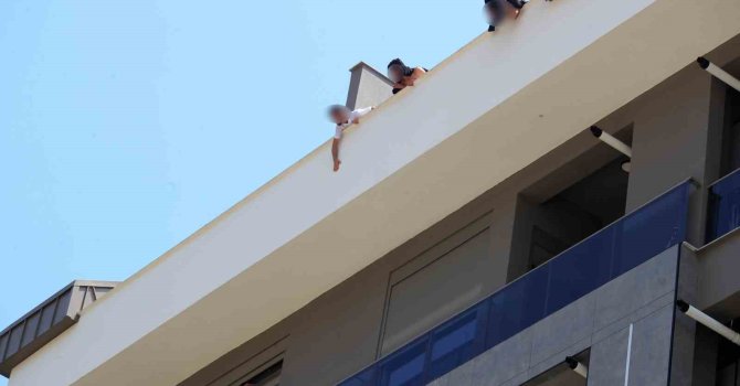 Paralarını alamadığını iddia eden işçiler inşaatın çatısına çıktı