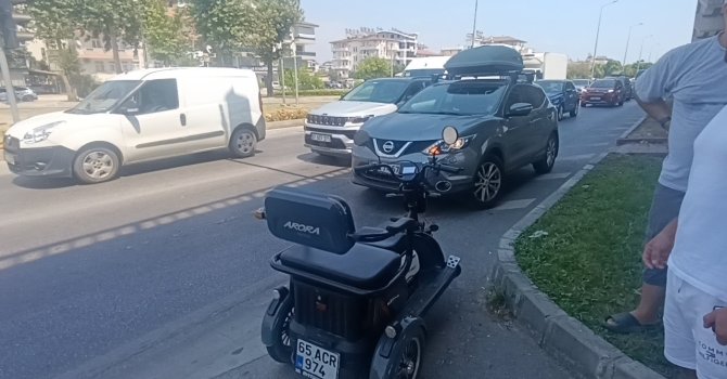 Otomobile çarpmamak için frene bassa da kaza yapmaktan kaçamadı