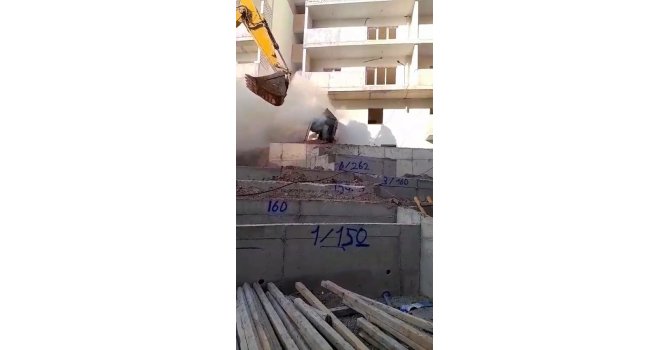 Alevlere teslim olan kepçeye kumlu müdahale
