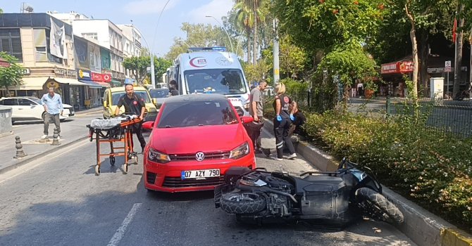 Şerit değiştiren otomobil, motosiklete arkadan çarptı