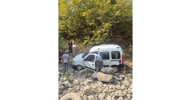 Alanya’da araç şarampole yuvarlandı: 3 yaralı